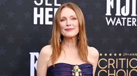 Julianne Moore Wears Chanel On The Red Carpet After 5 Years